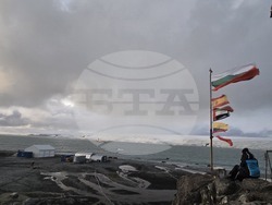 Антарктида - остров Ливингстън - научноизследователски кораб "Св. Кирил и Методий"