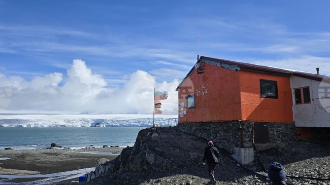 Bulgarian Antarctic Team Begins Sample Collection Around Livingston Island