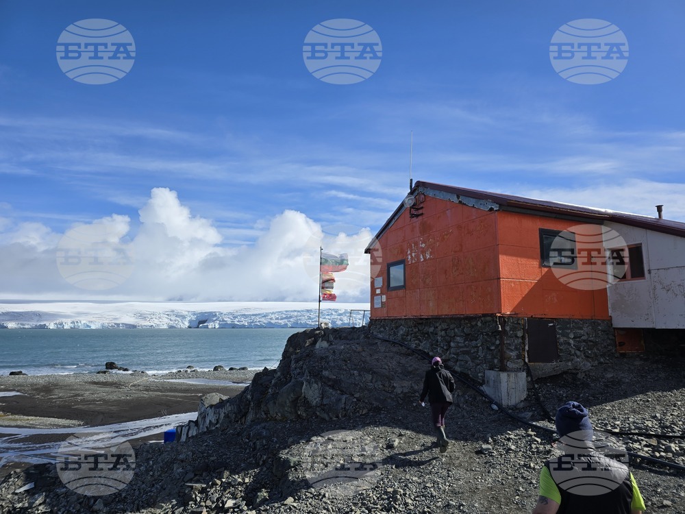 Bulgarian Antarctic Team Begins Sample Collection around Livingston Island