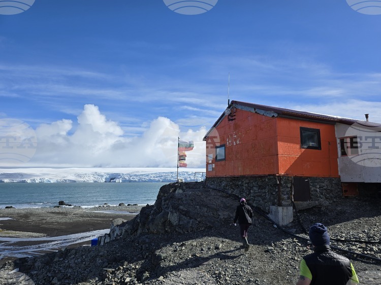 Bulgarian Antarctic Team Begins Sample Collection Around Livingston Island