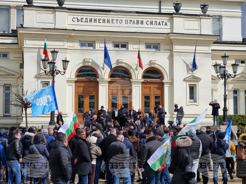 Протестиращите от ГЕРБ стигнаха до сградата на парламента и поискаха разпускането му