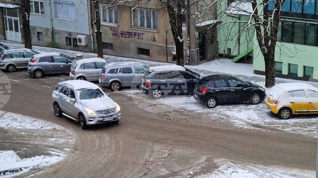 Главните улици във Велико Търново са почистени до асфалт, снегорините продължават да работят на терен