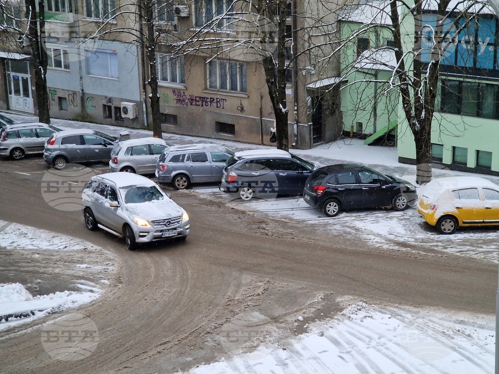 Главните улици във Велико Търново са почистени до асфалт, снегорините продължават да работят на терен