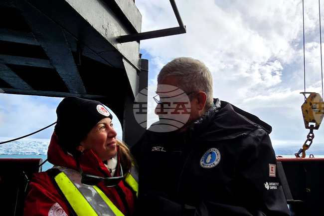 Десетата турска антарктическа експедиция посети българския научноизследователски кораб и българската антарктическа база на о. Ливингстън