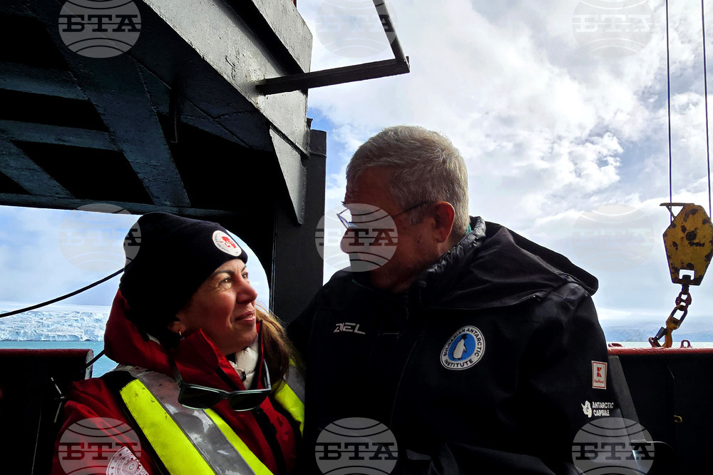 Десетата турска антарктическа експедиция посети българския научноизследователски кораб и българската антарктическа база на о. Ливингстън