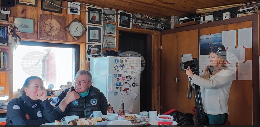 Десетата турска антарктическа експедиция посети българския научноизследователски кораб и българската антарктическа база на о. Ливингстън