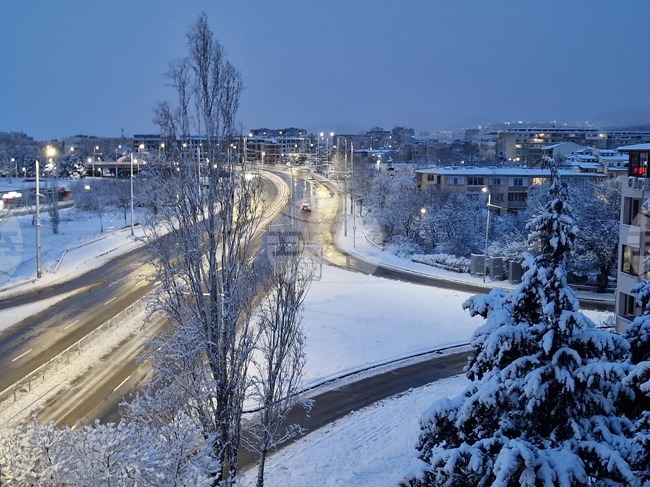 В Стара Загора 22 машини и служители на „Чистота“ и „Озеленяване“ към местната администрация почистват пътната мрежа
