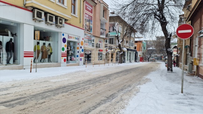 Eкипите по зимно поддържане ще продължат работа и след 20:00 часа, съобщиха от пресцентъра на Община Шумен