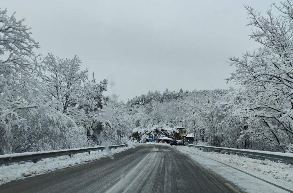 АПИ: Над 1200 машини почистват републиканските пътища от снега. Трасетата са проходими при зимни условия. Шофирайте внимателно