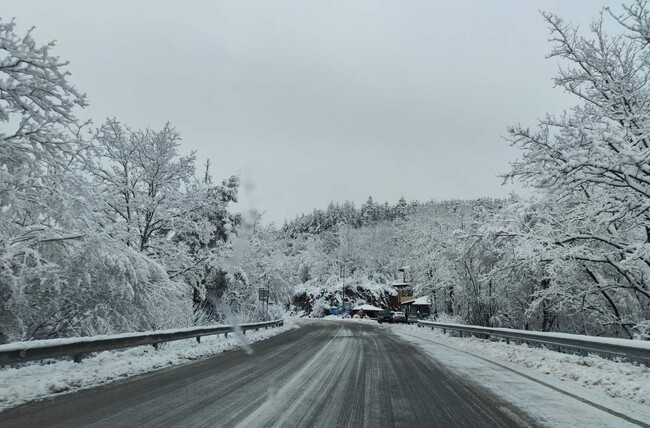 АПИ: Над 1200 машини почистват републиканските пътища от снега. Трасетата са проходими при зимни условия. Шофирайте внимателно
