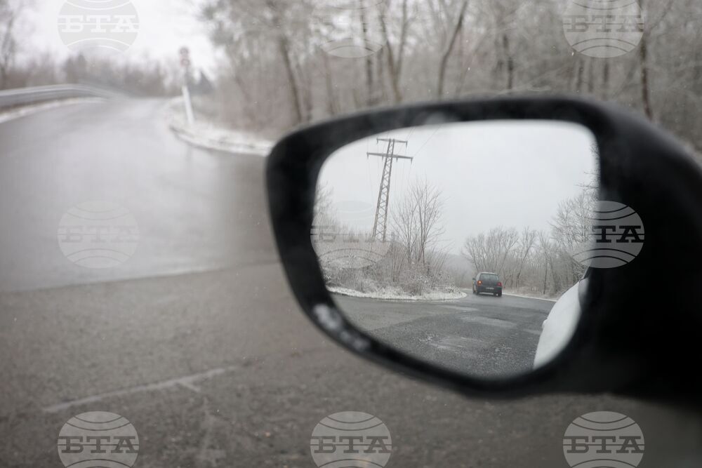 Над 1200 машини почистват републиканските пътища от снега, трасетата са проходими при зимни условия, съобщиха от АПИ