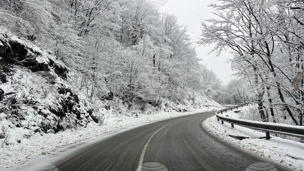 До 15 см е снежната покривка в региона на Хасково, всички пътища са проходими, съобщиха от Областна администрация