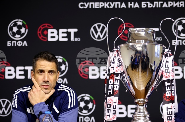 Хулио Веласкес: "Притеснява ме само състоянието на терена, днес чакам информация дали Переа ще има картотека"