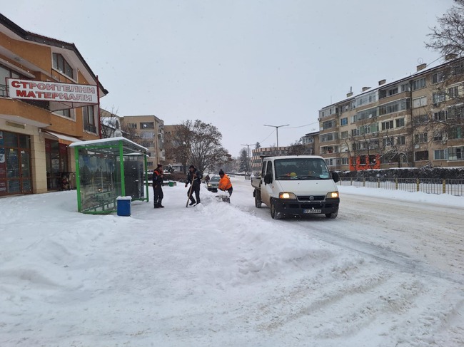 Улиците в Разград са почистени, разчистват се тротоари и автобусни спирки
