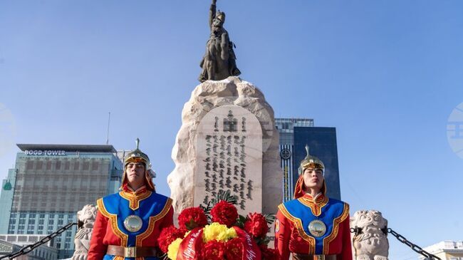 МОНЦАМЕ: Държавни и обществени дейци се поклониха пред паметника на Сухе Батор в монголската столица