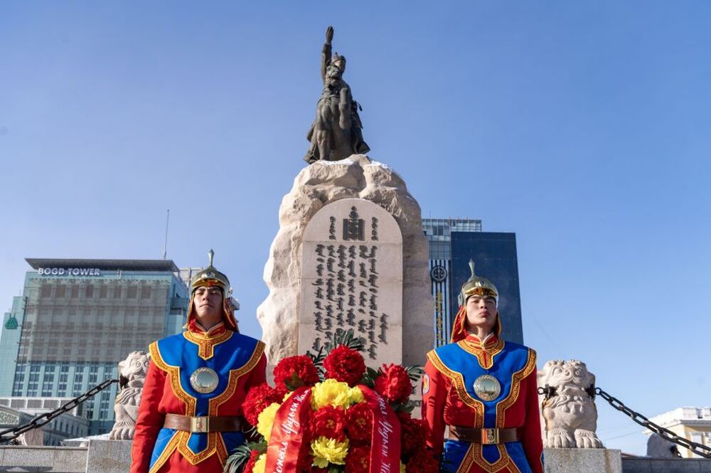 МОНЦАМЕ: Държавни и обществени дейци се поклониха пред паметника на Сухе Батор в монголската столица