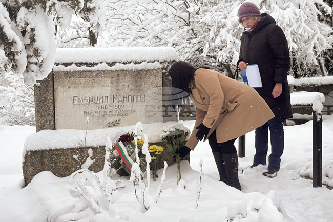 Казанлък почита паметта на композитора Емануил Манолов