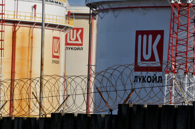 "Лукойл Нефтохим Бургас" може да работи, дори и да спрат доставките на руски петрол за България, според енергийни експерти