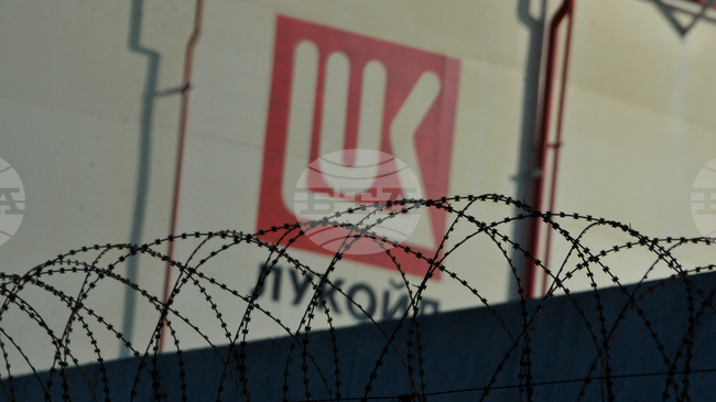"Лукойл" приема оферта от "Гънвор" за закупуване на чуждестранните ѝ активи