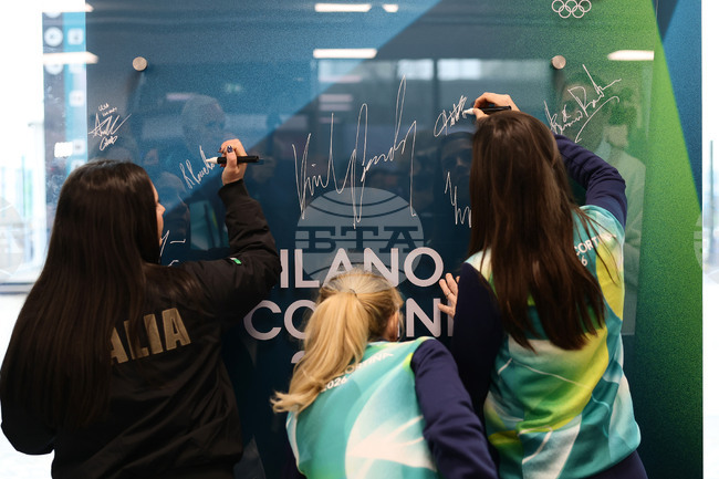 Обелиск, посветен на Олимпийското примирие, беше открит в олимпийското село на Игрите в Милано и Кортина