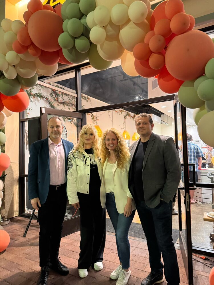 Генералният консул на България в Лос Анджелис присъства на откриването на нов ресторант на двама българи в Ориндж Каунти