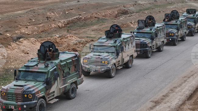 Сирийските правителствени сили започнаха да се разполагат в контролиран от кюрдите град след споразумението за примирие