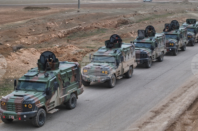 Сирийските правителствени сили започнаха да се разполагат в контролиран от кюрдите град след споразумението за примирие