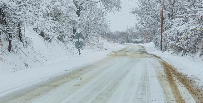 Заради два заседнали тира временно е затворен старият път от Ловеч за Севлиево, съобщиха от полицията