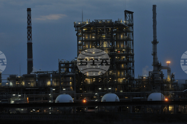 Рязък спад в производството на горива заради планов ремонт отчита НСИ през април на месечна база