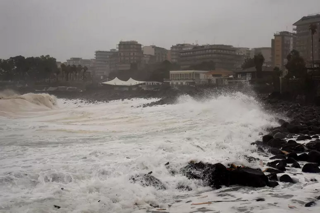 АНСА: Около 1000 мигранти може да са изчезнали в Средиземно море след циклона "Хари", предупреди неправителствена организация