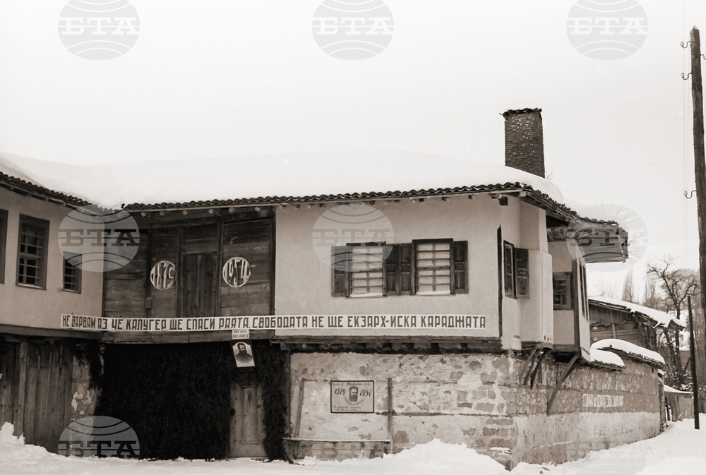 На 3 февруари 1954 г. в Копривщица е открита къщата музей на писателя Любен Каравелов