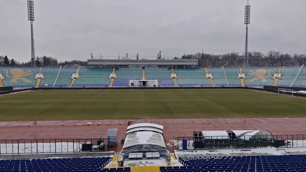 Теренът на стадион "Васил Левски" е почистен преди срещата Лудогорец - Левски