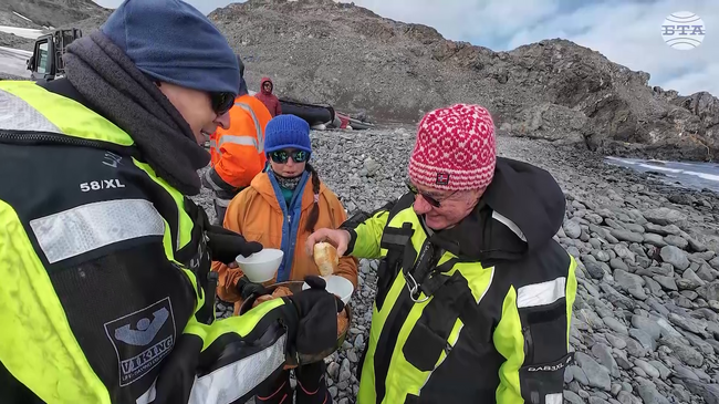 Десетата турска антарктическа експедиция посети българския научноизследователски кораб и българската антарктическа база на о. Ливингстън