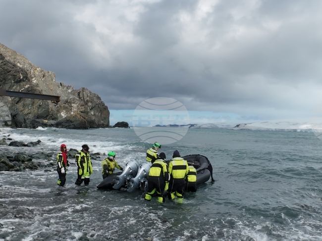 Антарктида - остров Ливингстън - научноизследователски кораб „Св. св. Кирил и Методий“ - антарктическа база „Св. Климент Охридски“