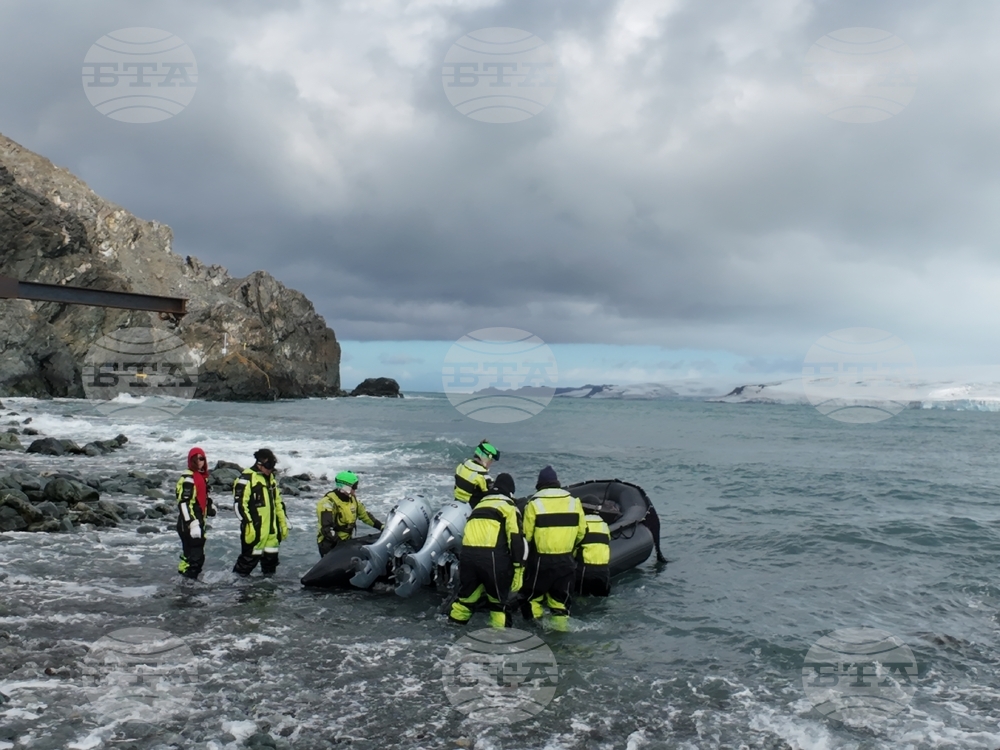 RSV 421 Collects Samples around Livingston Island