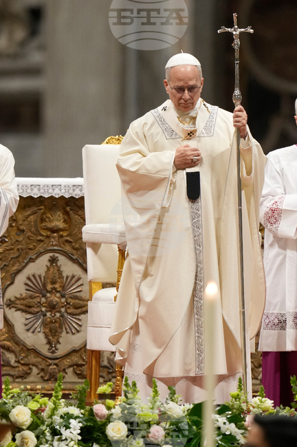 Папа Лъв Четиринайсети е изправен пред първата си криза заради група традиционалисти, искащи да ръкополагат епископи без съгласието му