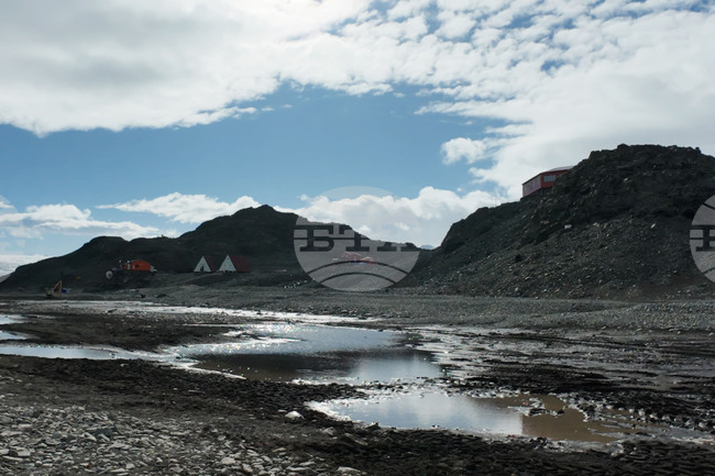 Научноизследователският кораб "Св. св. Кирил и Методий" продължава обиколката си около о. Ливингстън