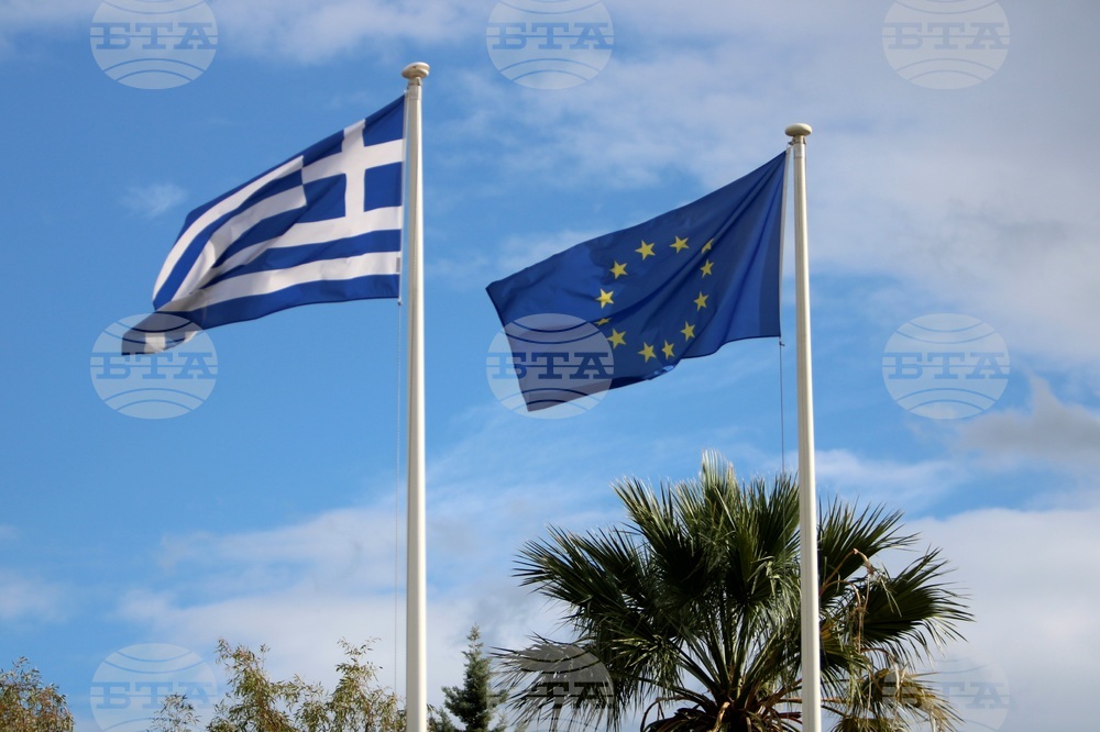 Държавни служители в Гърция ще прекъснат работата си за три часа днес с искане за увеличаване на заплатите