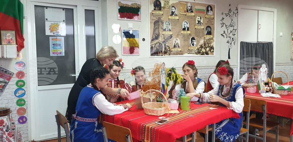 Майсторски клас „Магия на българските занаяти“ събра ученици, родители и учители в Тараклия, Молдова