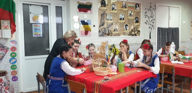 Майсторски клас „Магия на българските занаяти“ събра ученици, родители и учители в Тараклия, Молдова