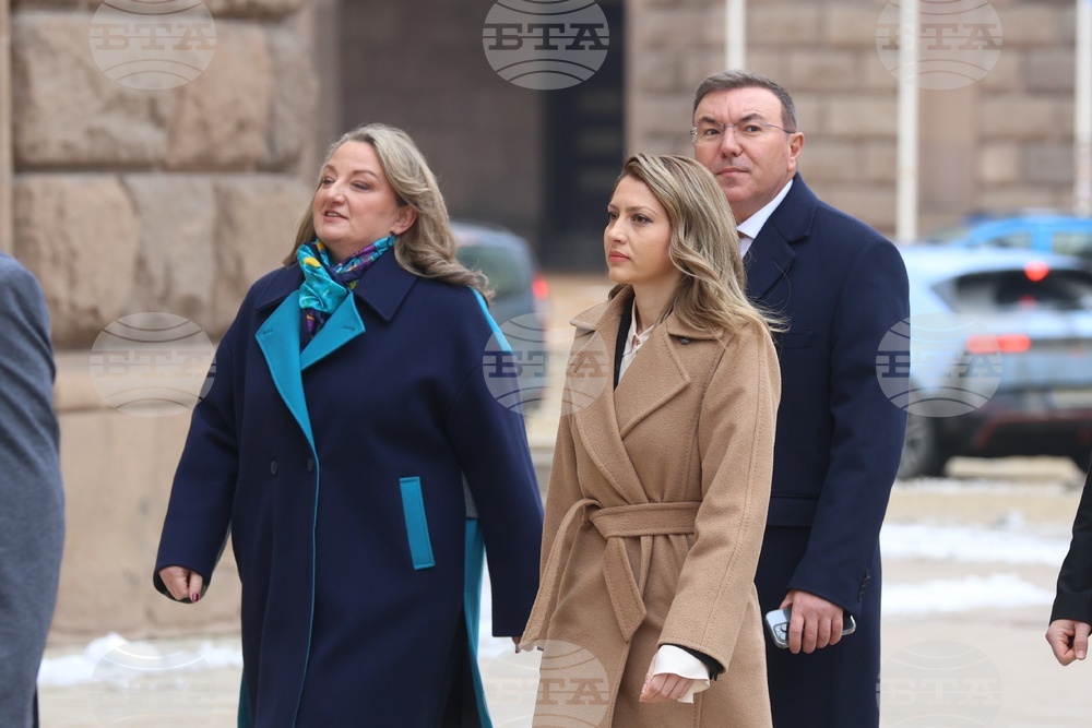 Представители на ГЕРБ-СДС пристигнаха на „Дондуков“ 2 за консултации с президента Илияна Йотова