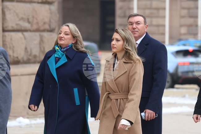 Представители на ГЕРБ-СДС пристигнаха на „Дондуков“ 2 за консултации с президента Илияна Йотова