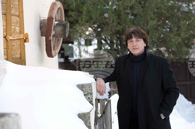 Заподозрян е арестуван за хвърляне на бомба срещу дома на популярния сръбски попфолк певец Здравко Чолич, издирва се още един 