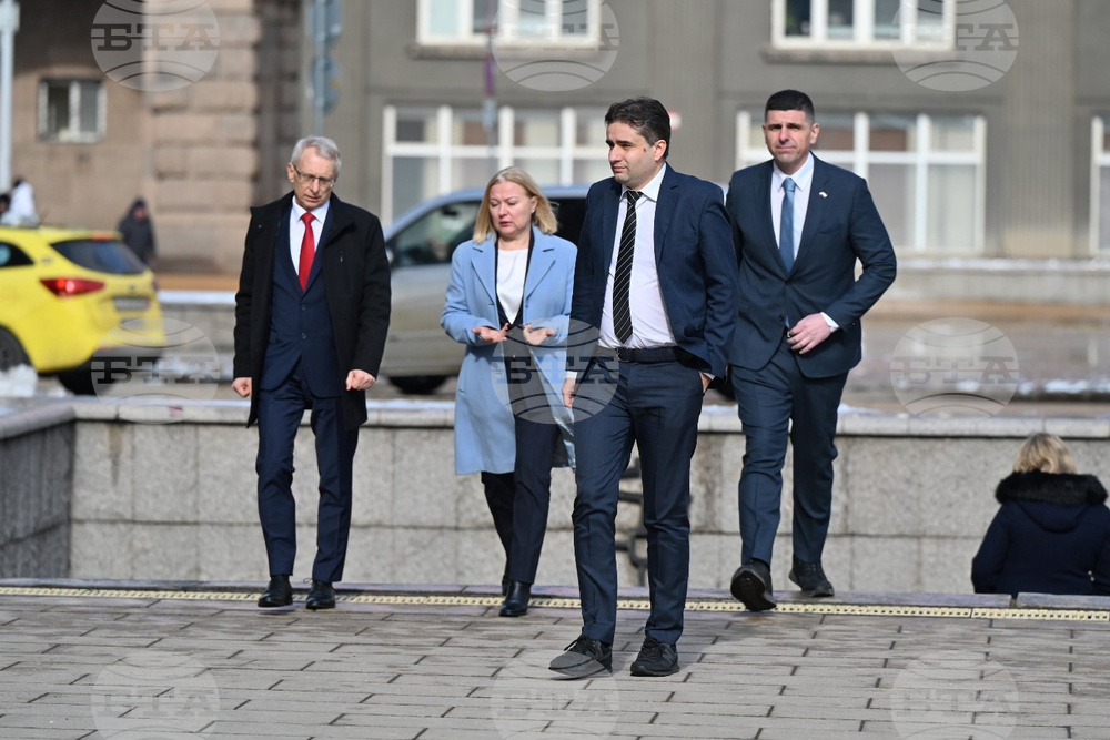 От „Продължаваме промяната - Демократична България“ пристигнаха на „Дондуков“ 2 за консултации с президента Илияна Йотова