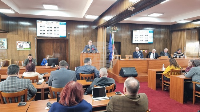 Буферният паркинг до Дунав мост ще струва на държавата по-малко от половината от годишните ѝ приходи от таксите там, написа русенският кмет 