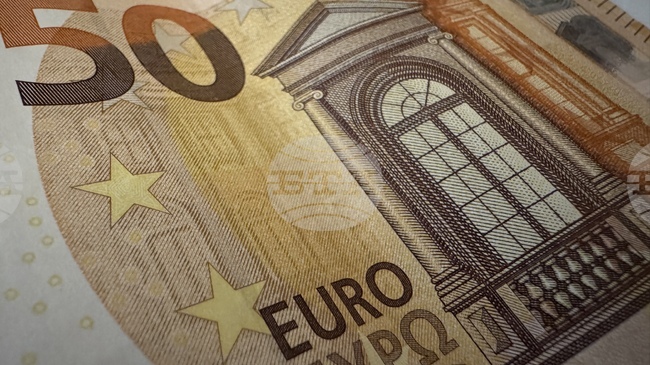 Задържана е жена за опит да пусне в обращение на фалшива евробанкнота в село Братя Даскалови, съобщиха от полицията