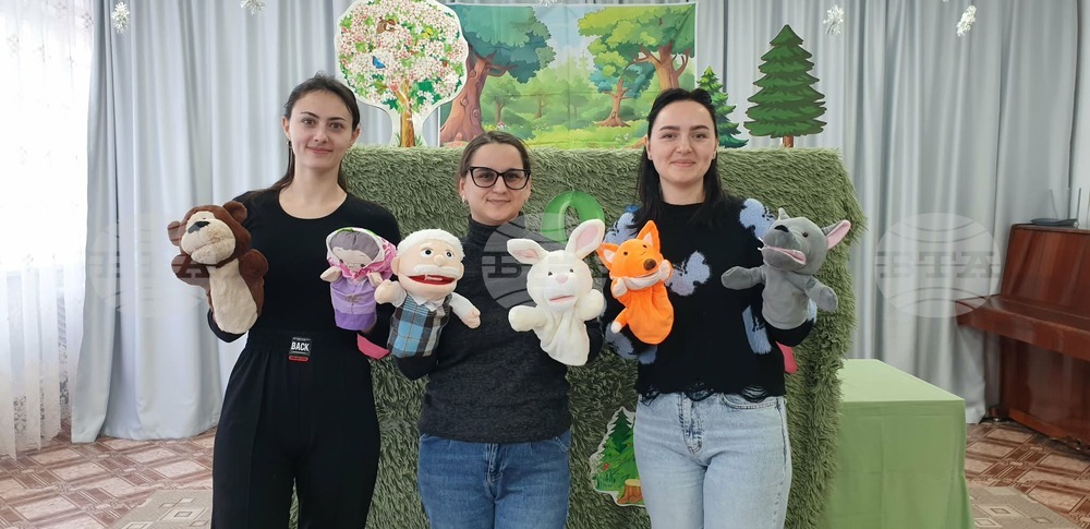 Постановка на куклен театър „Колобок“ на български език зарадва деца в детска градина в Тараклия