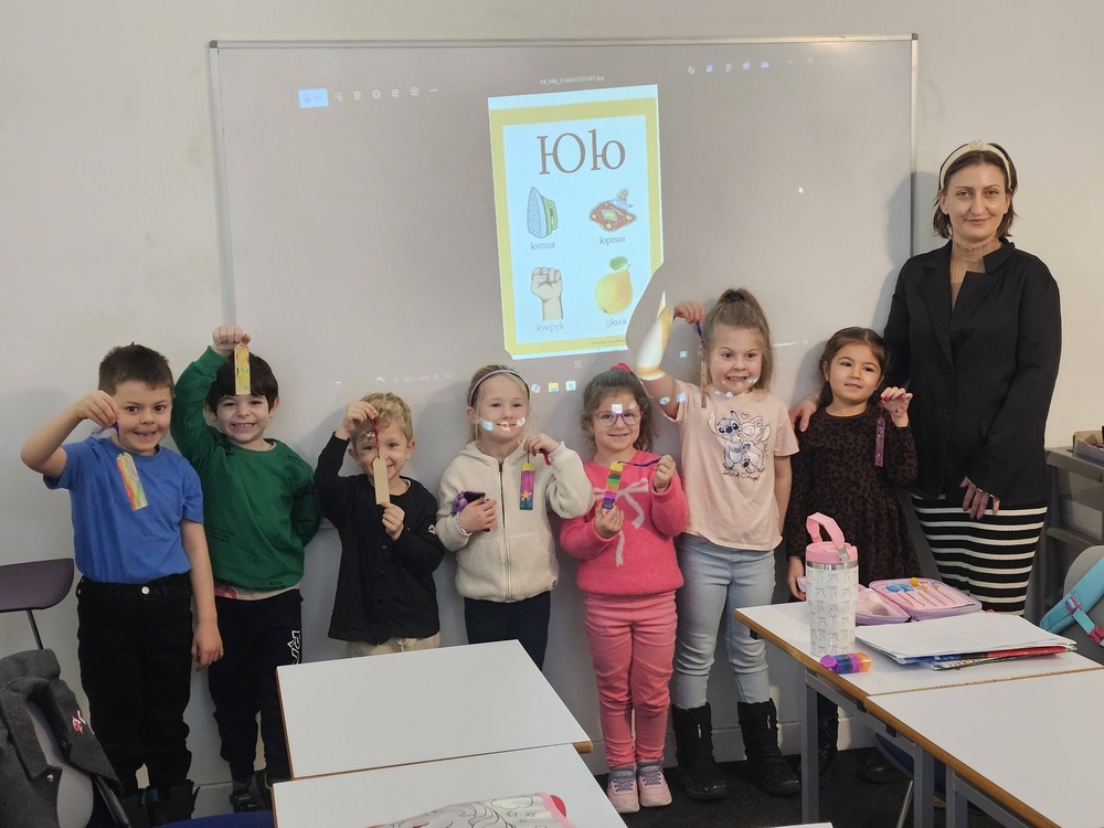 Ученици от Първото българско училище „Надежда Станчова – Лейди Мюър“ в Единбург изучаваха буквата „Ю“ и български народни танци