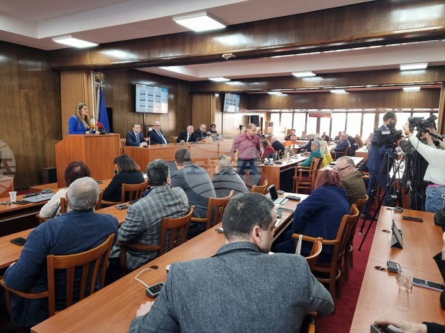 Общинските съветници в Русе приеха всички четири докладни на днешното си извънредно заседание 