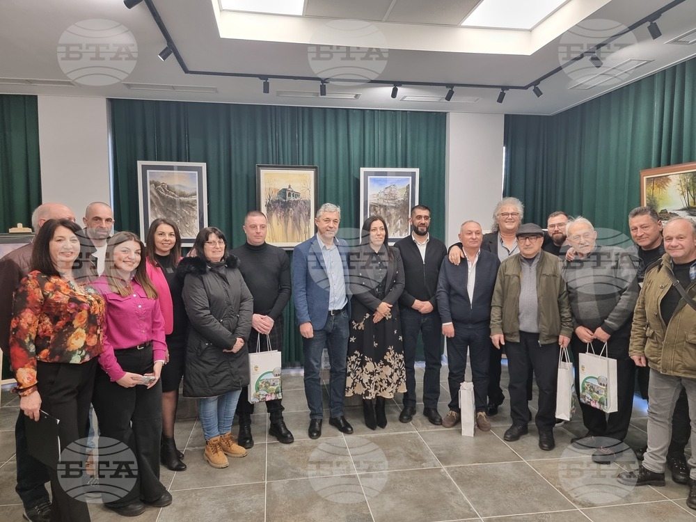 Изложбата „Свързани чрез изкуството“, представяща картини на осем творци от Босилеград, бе открита в Радомир